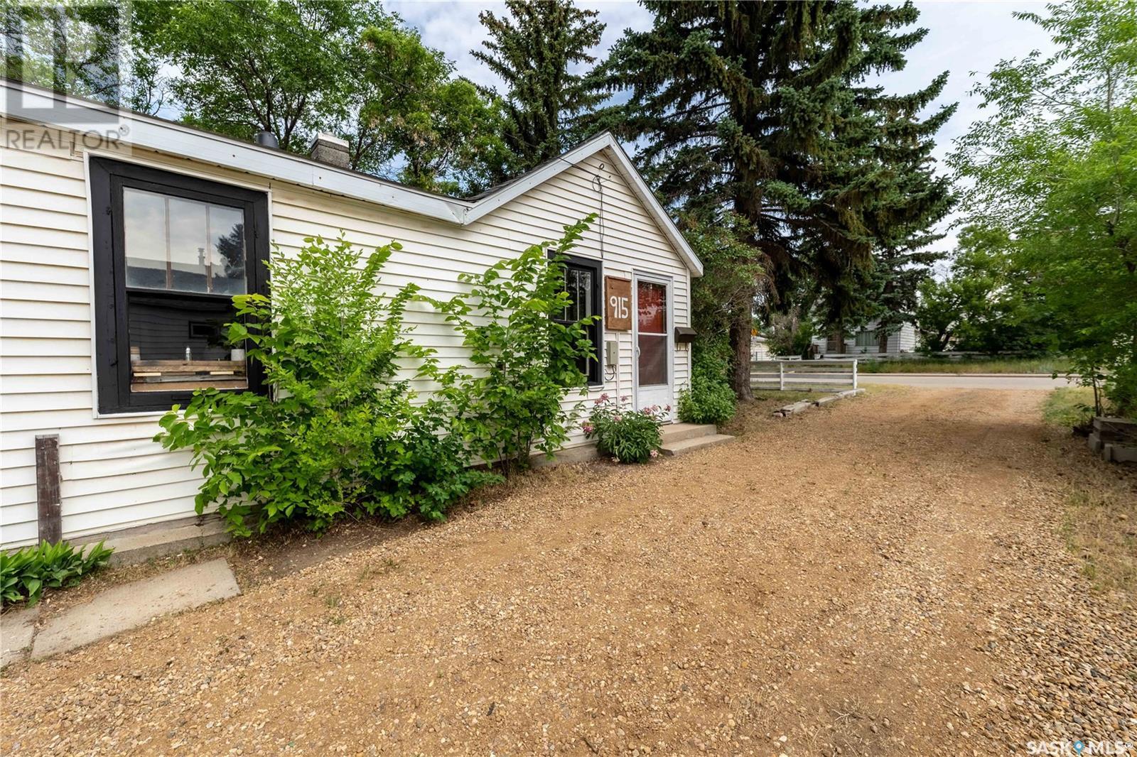 Property at 915 Ominica STREET E image 4