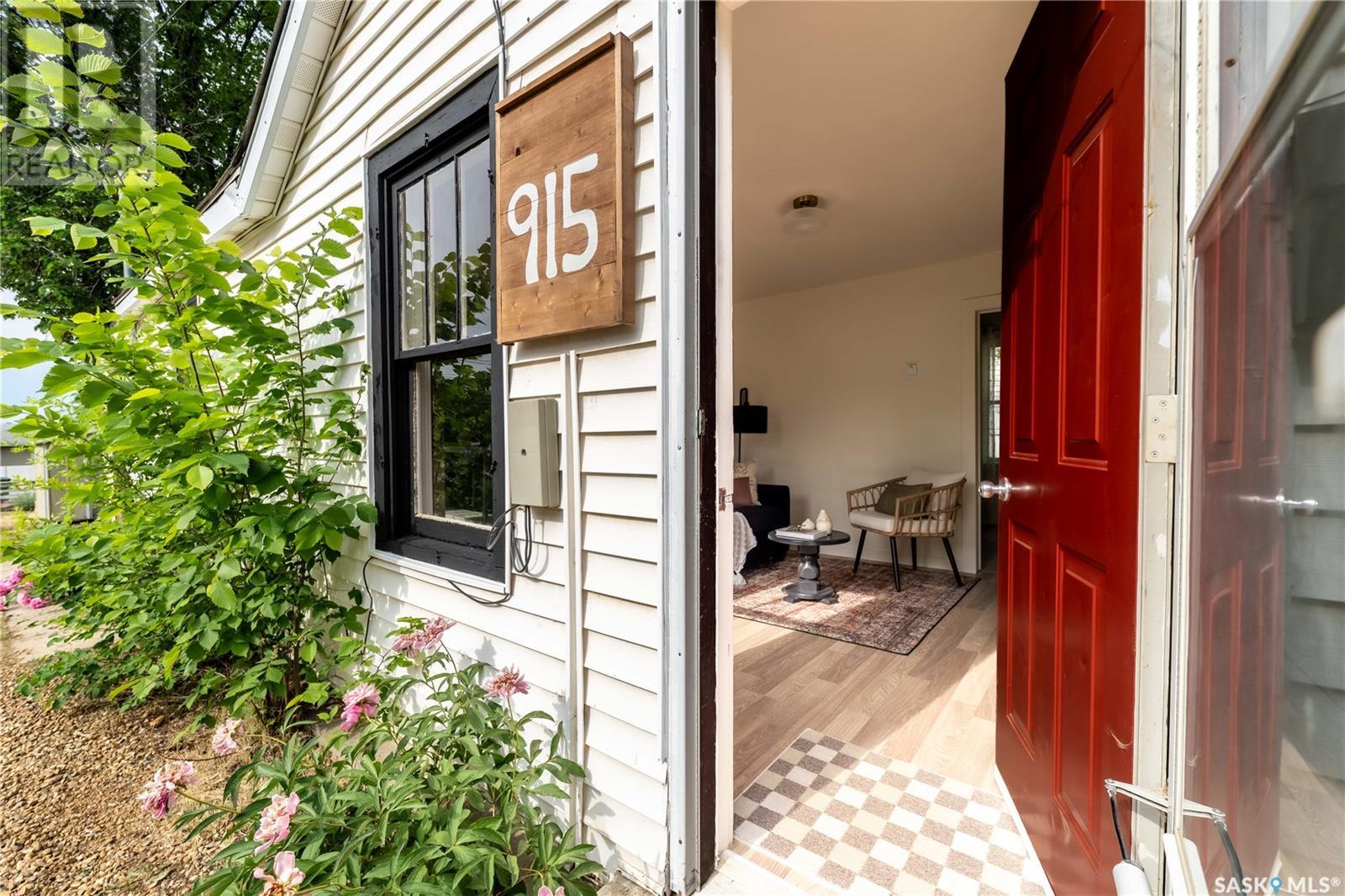 Property at 915 Ominica STREET E image 5