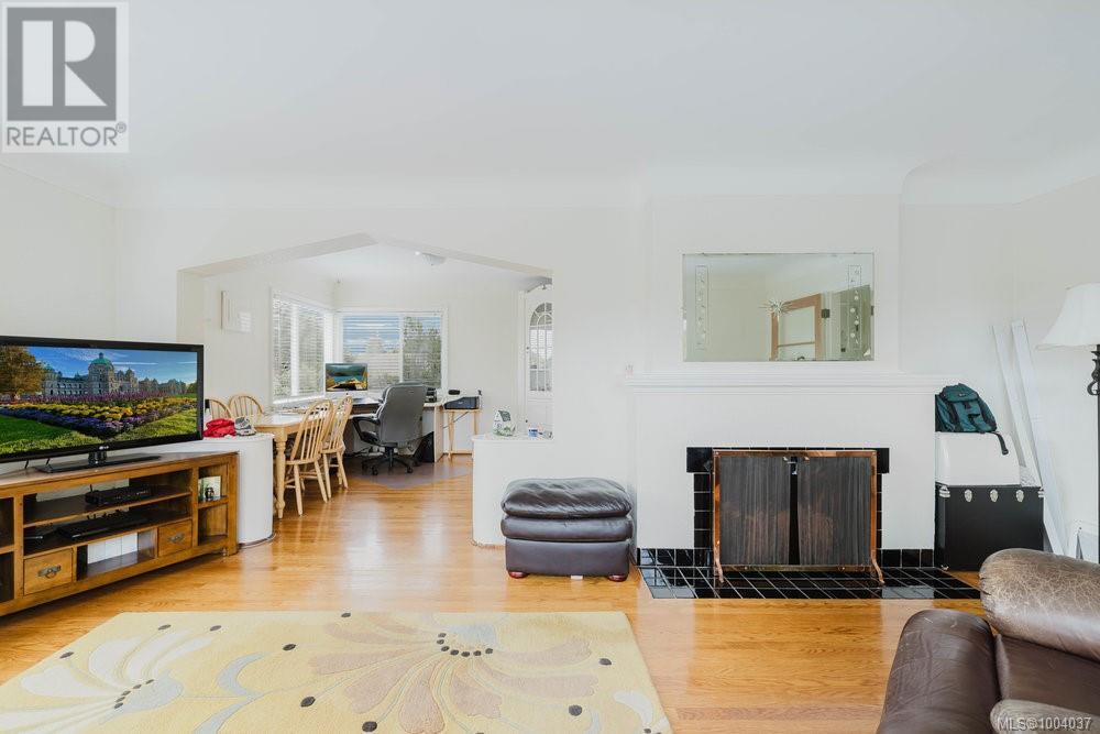 Property at 2576 Empire St image 3