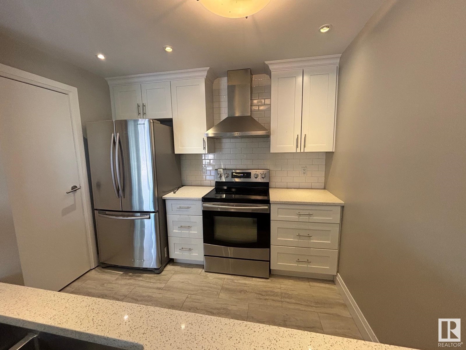 Property at 5979 40 AV NW image 4