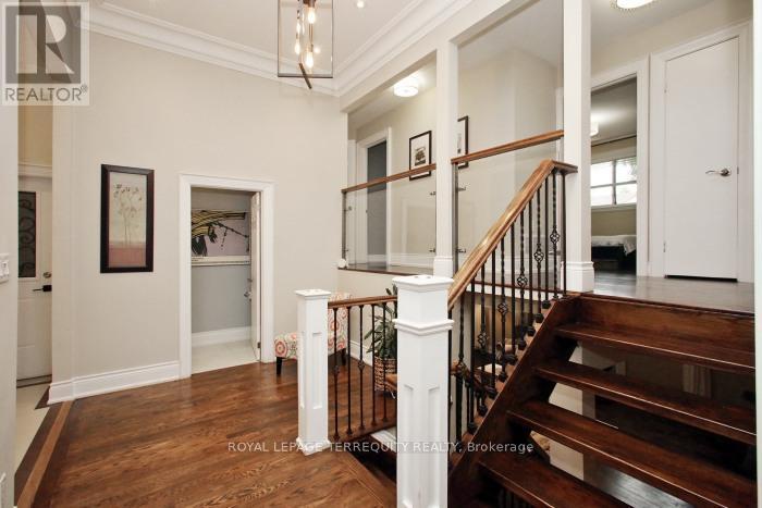 Property at 353 KINGSVIEW DRIVE image 2
