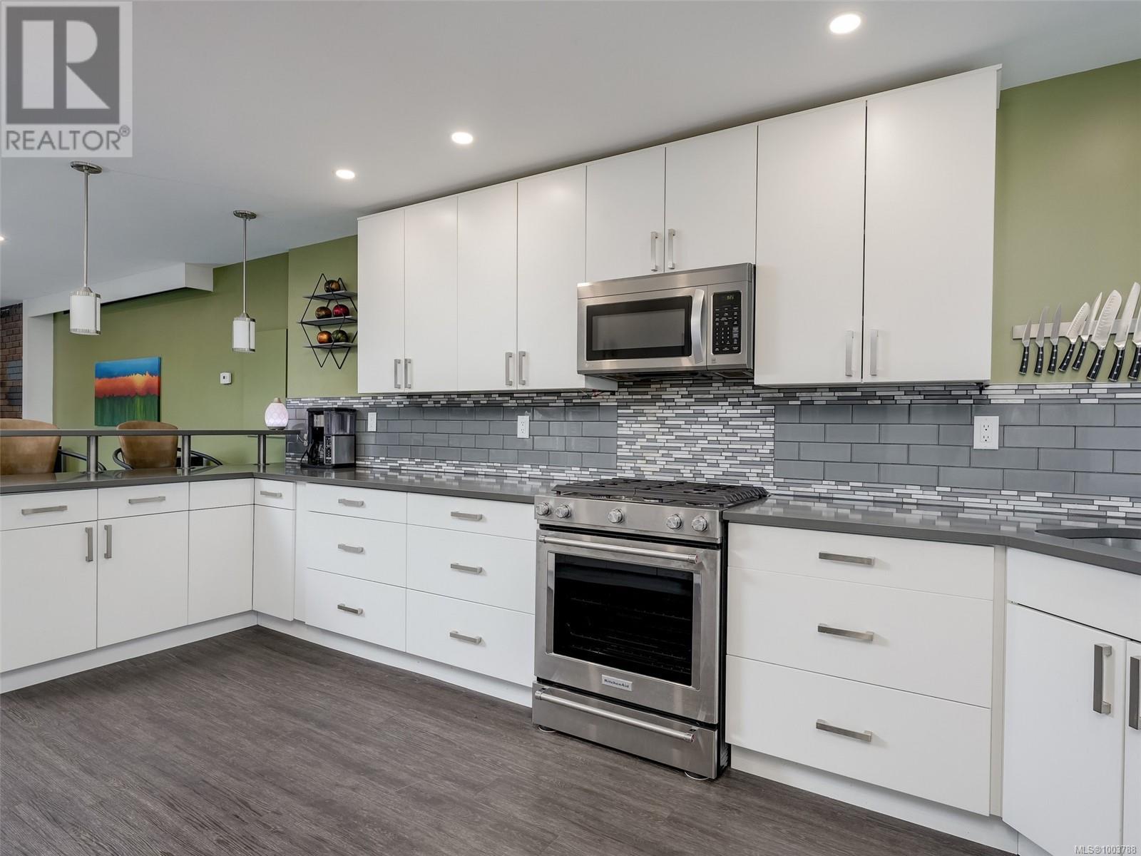 Property at 793 Kona Cres image 3