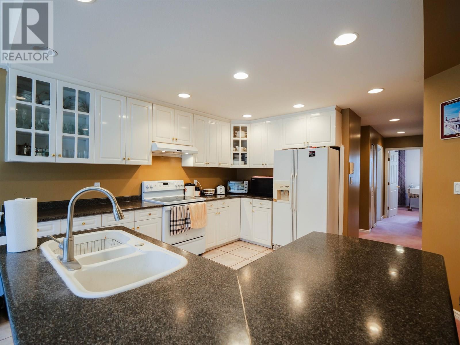 Property at 848 ROLPH STREET image 3