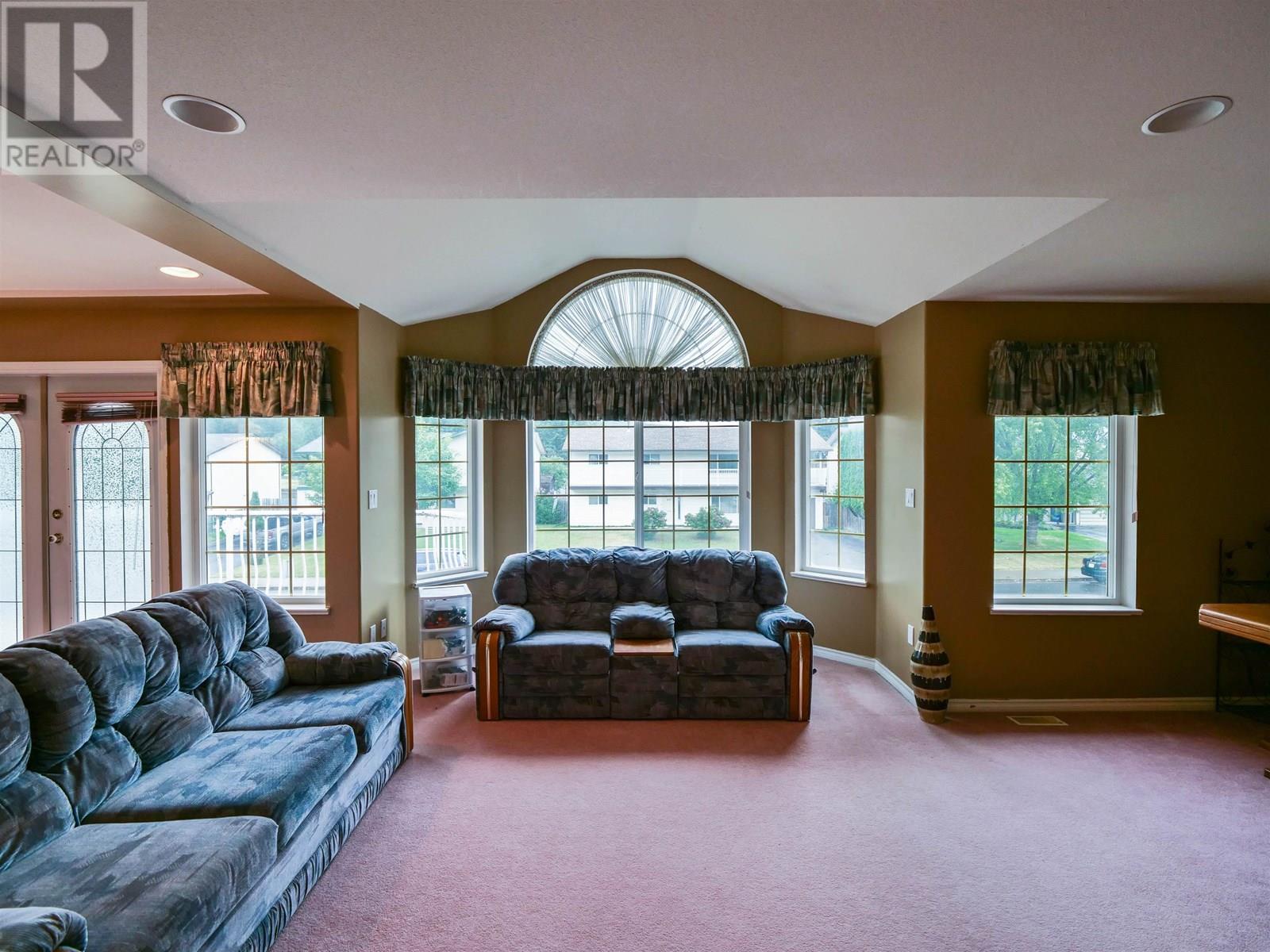 Property at 848 ROLPH STREET image 5