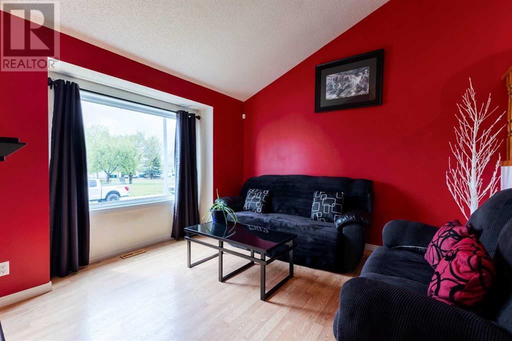 Property at 40 Laguna Close NE image 2