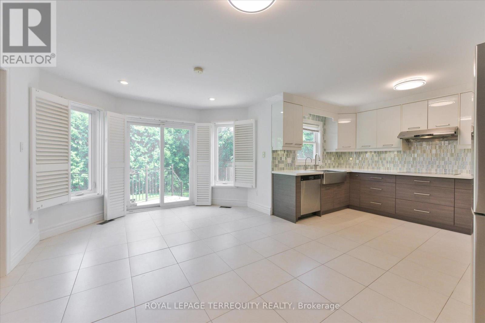 2216 Dunvegan Avenue, Oakville, Ontario  L6J 6P7 - Photo 10 - W12237209