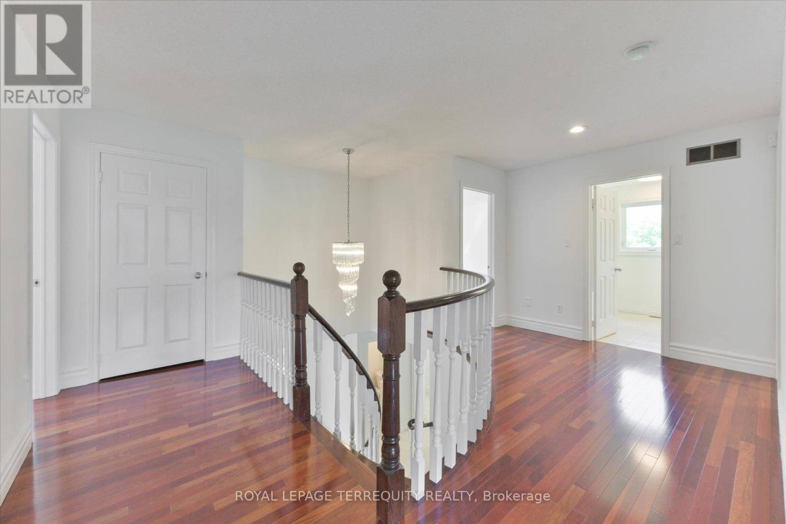 2216 Dunvegan Avenue, Oakville, Ontario  L6J 6P7 - Photo 19 - W12237209