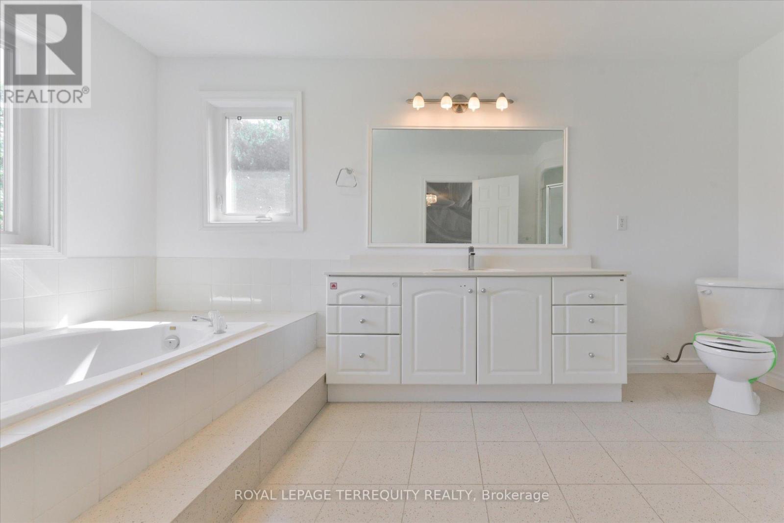 2216 Dunvegan Avenue, Oakville, Ontario  L6J 6P7 - Photo 24 - W12237209