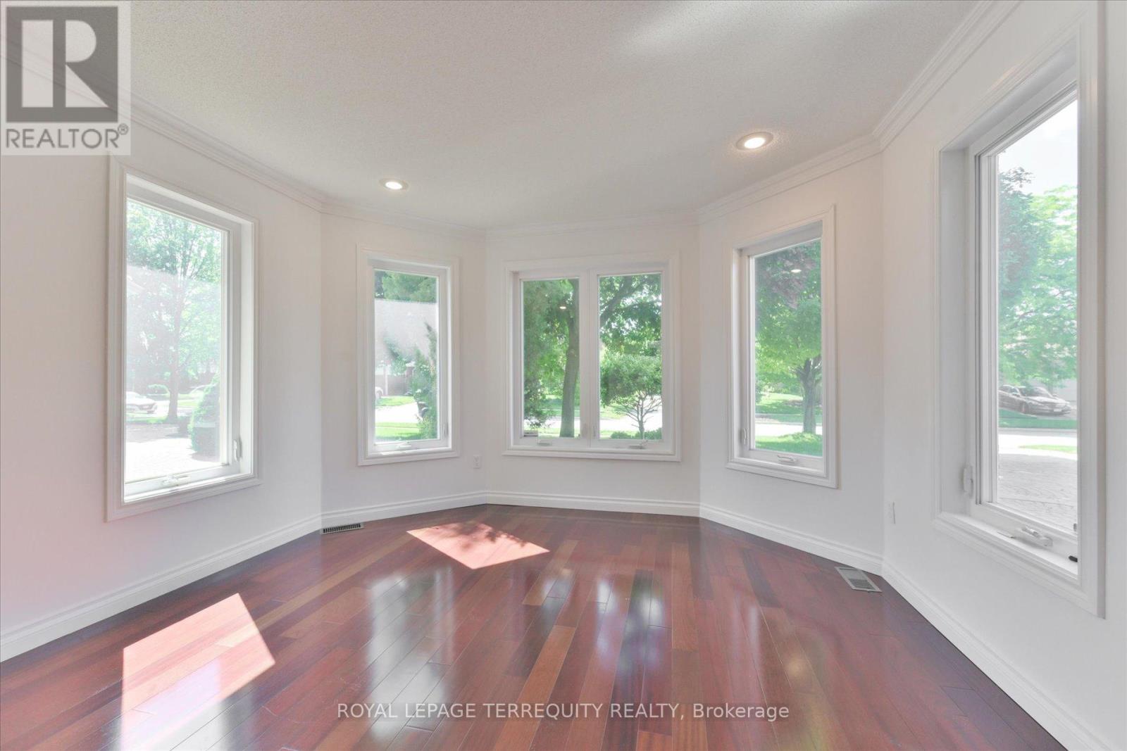 2216 Dunvegan Avenue, Oakville, Ontario  L6J 6P7 - Photo 6 - W12237209