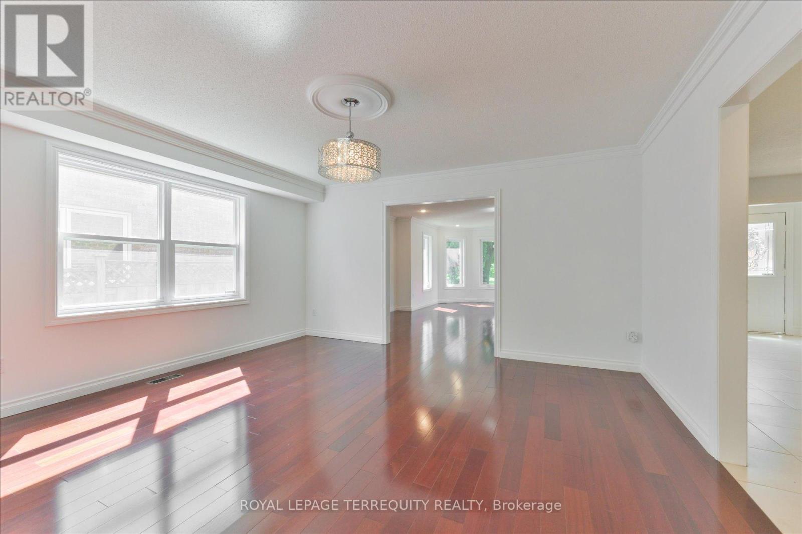 2216 Dunvegan Avenue, Oakville, Ontario  L6J 6P7 - Photo 8 - W12237209