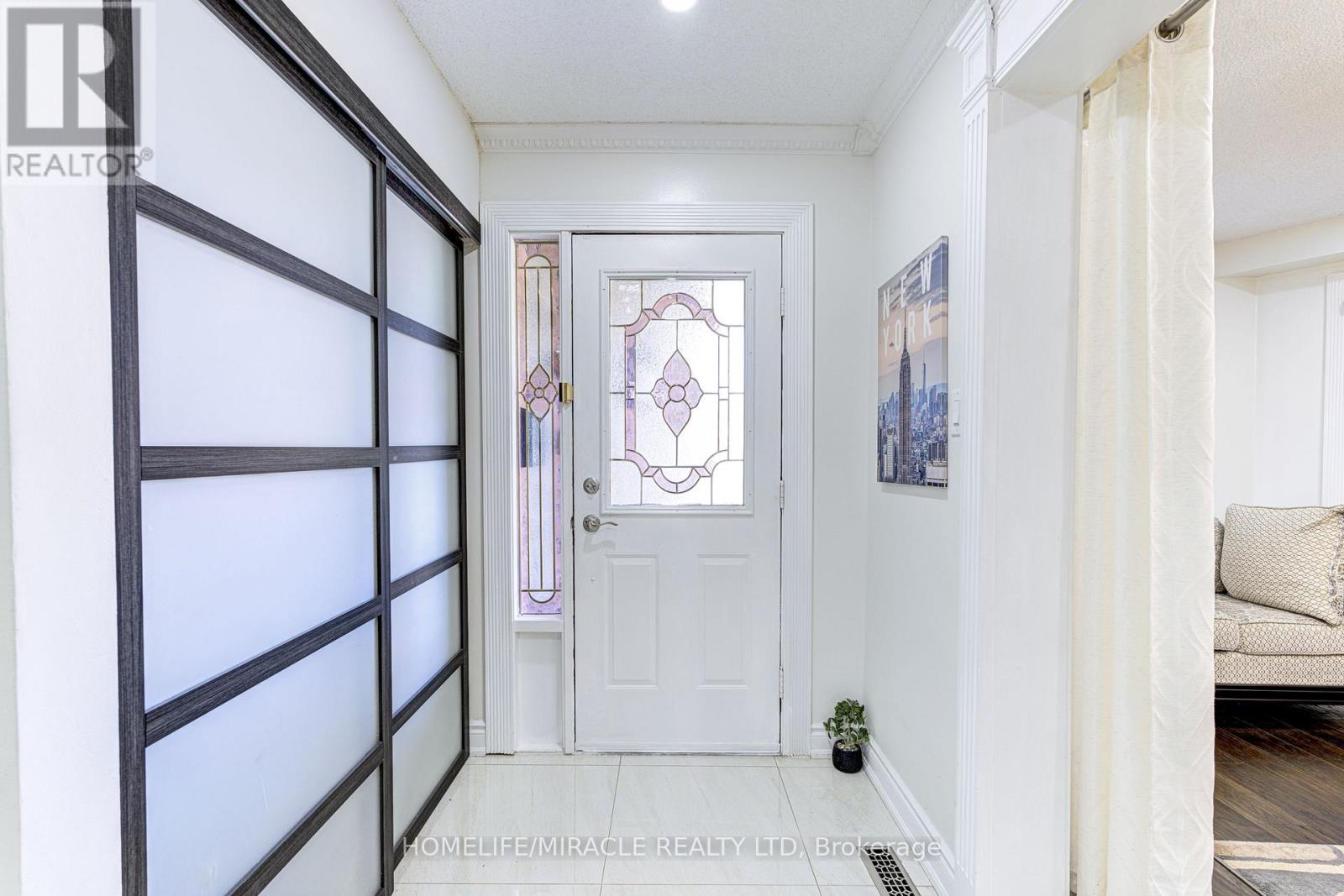 55 Castlehill Road, Brampton, Ontario  L6X 4C9 - Photo 6 - W12237218