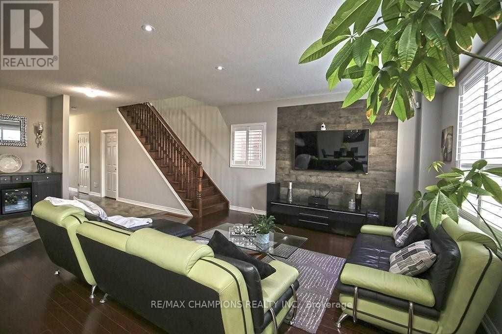Property at 115 MEDICI LANE image 2