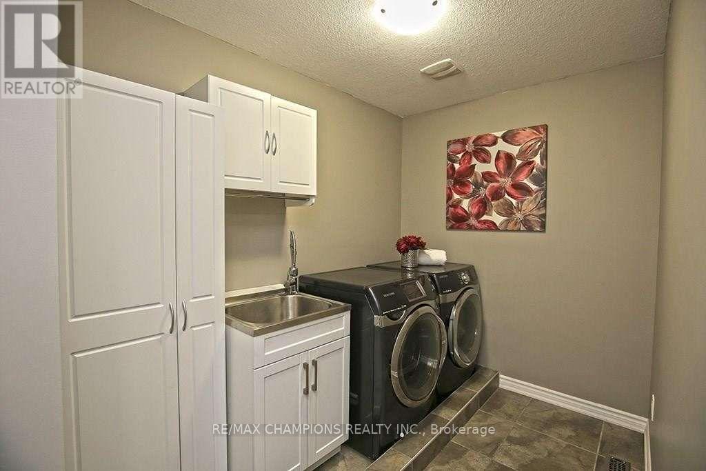 115 Medici Lane, Hamilton, Ontario  L9B 0G8 - Photo 7 - X12237310