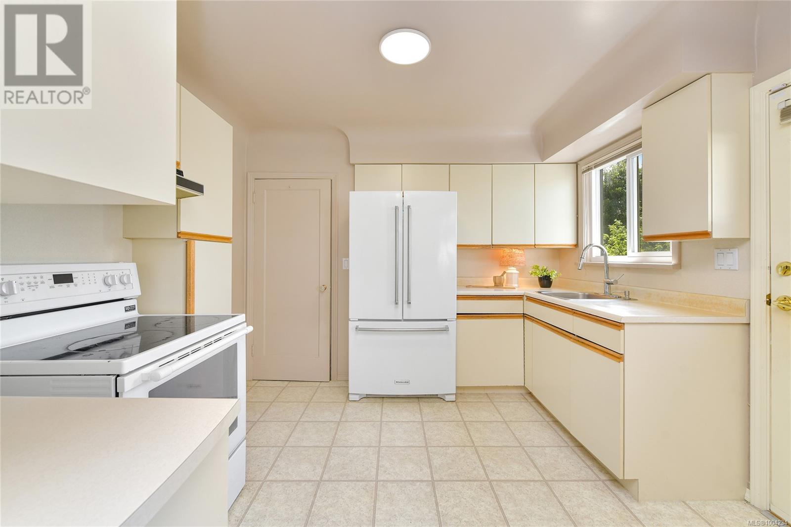 Property at 3180 Davin St image 3