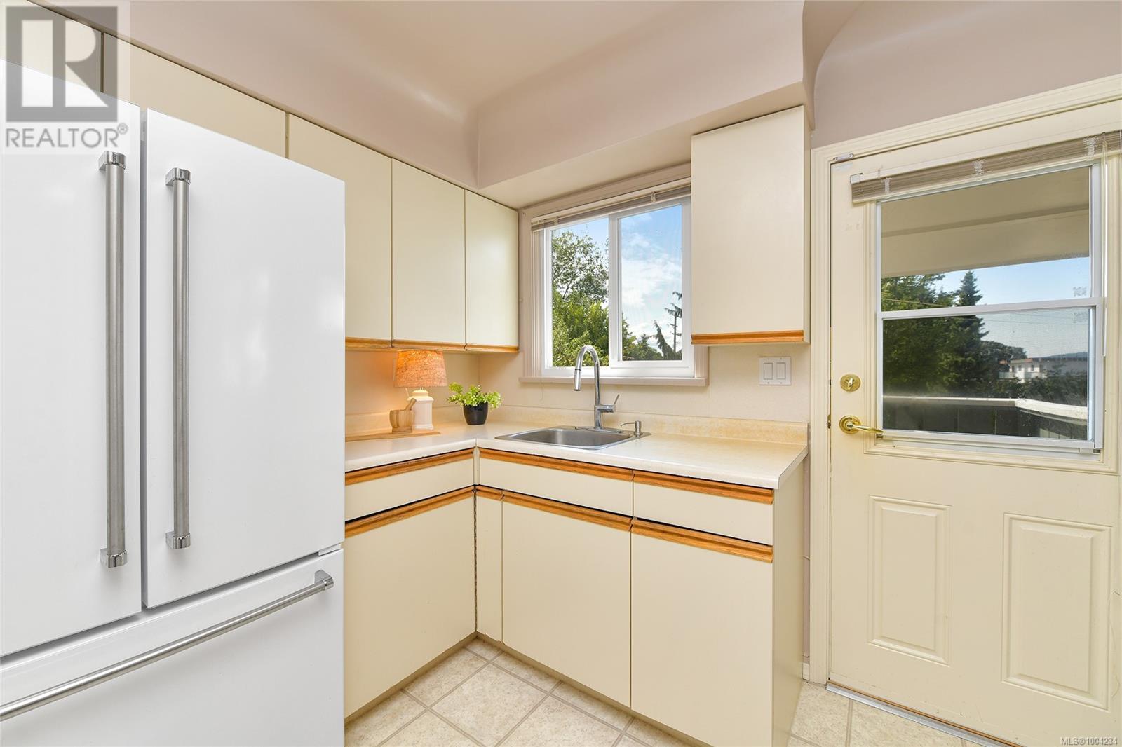 Property at 3180 Davin St image 4