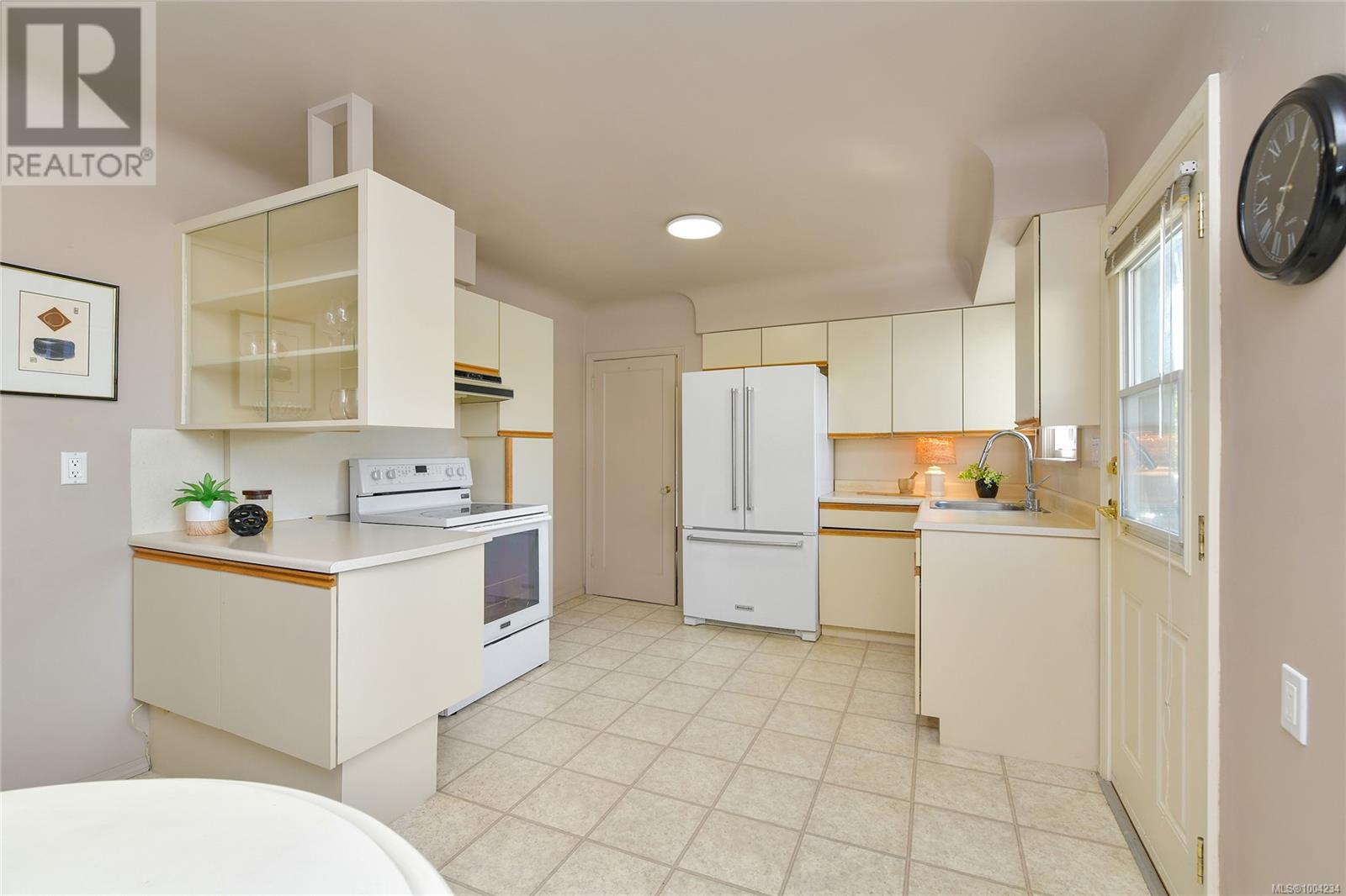 Property at 3180 Davin St image 2