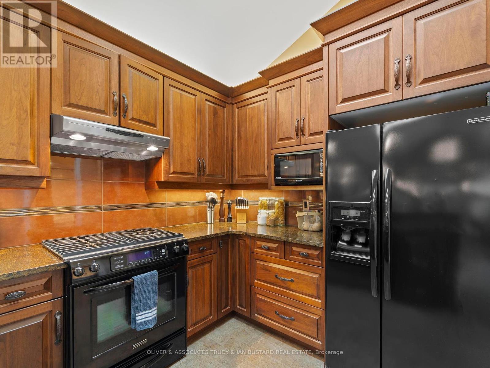 21 Wondergrove Court, Lambton Shores, Ontario  N0M 1T0 - Photo 10 - X12237504
