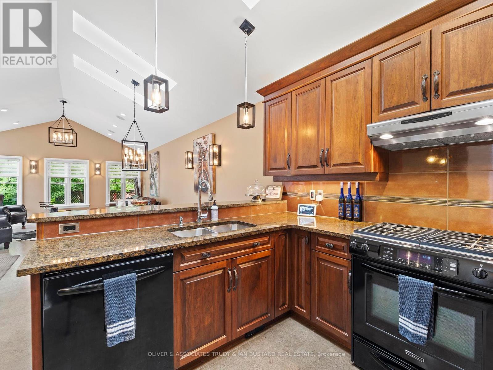 21 Wondergrove Court, Lambton Shores, Ontario  N0M 1T0 - Photo 11 - X12237504