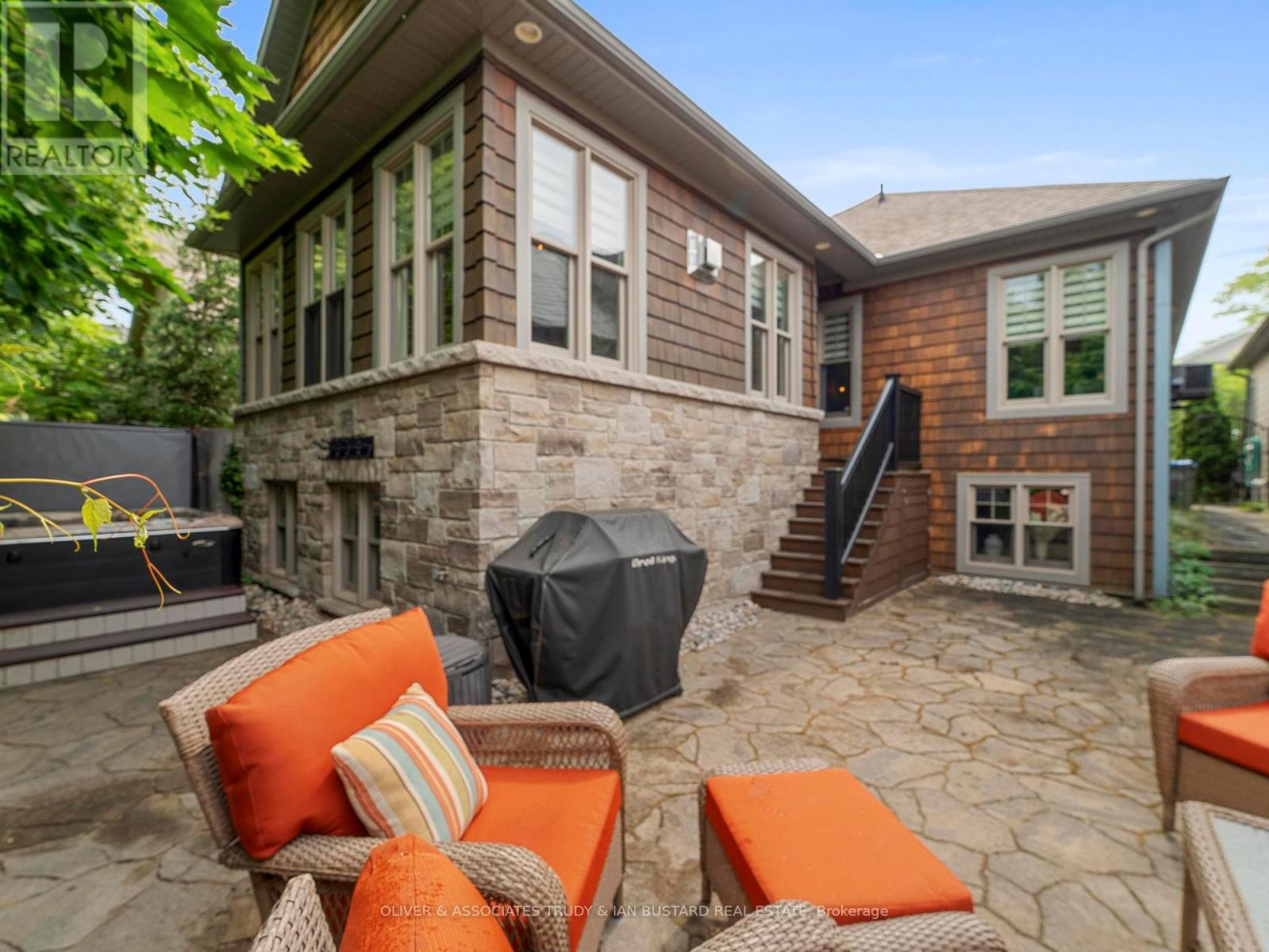 21 Wondergrove Court, Lambton Shores, Ontario  N0M 1T0 - Photo 3 - X12237504