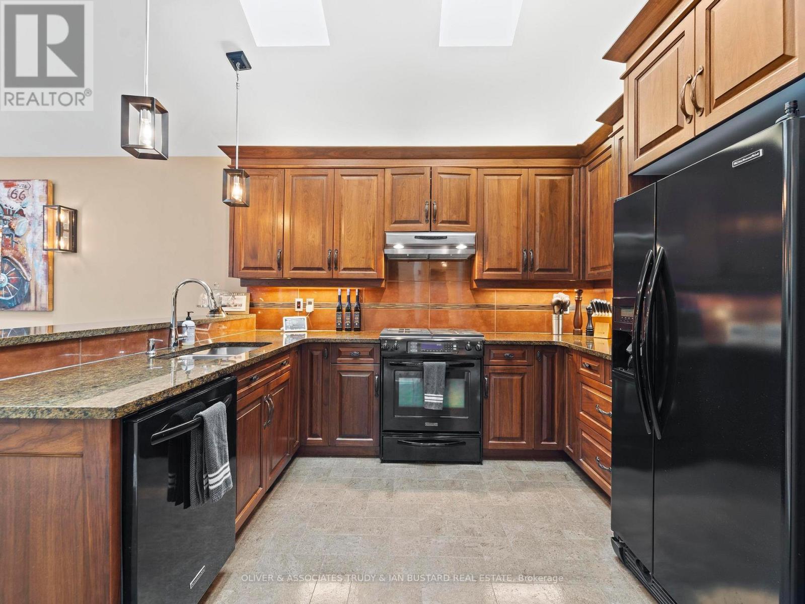 21 Wondergrove Court, Lambton Shores, Ontario  N0M 1T0 - Photo 7 - X12237504