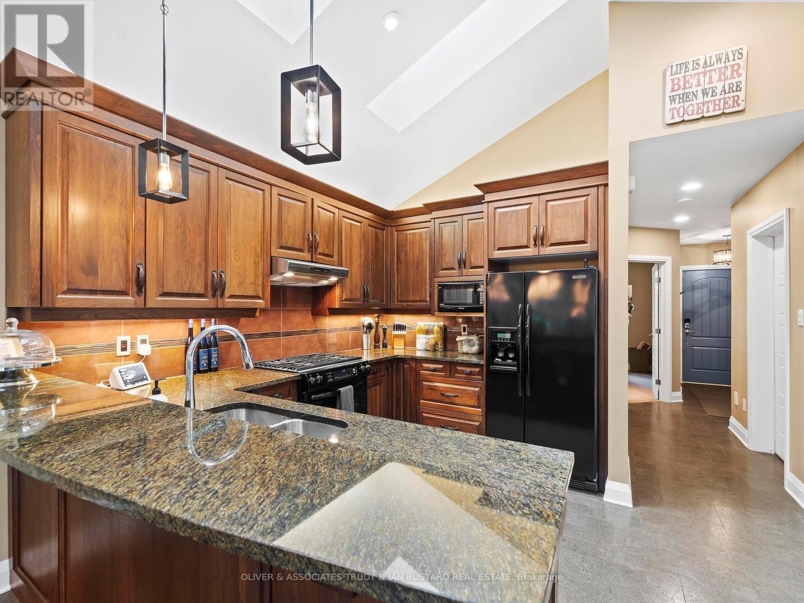 21 Wondergrove Court, Lambton Shores, Ontario  N0M 1T0 - Photo 8 - X12237504