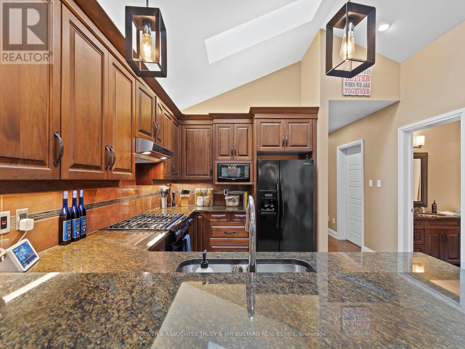 21 Wondergrove Court, Lambton Shores, Ontario  N0M 1T0 - Photo 9 - X12237504