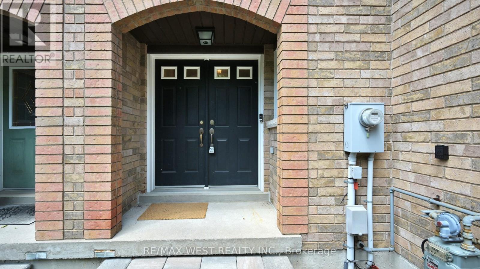 Property at 6 MISTLEFLOWER COURT image 4