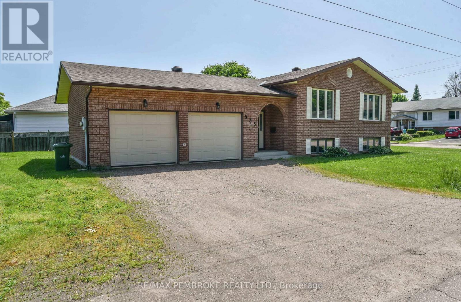 535 Fraser Street, Pembroke, Ontario  K8A 1Z2 - Photo 2 - X12237629