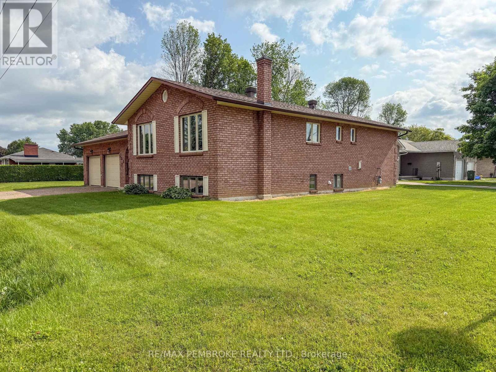 535 Fraser Street, Pembroke, Ontario  K8A 1Z2 - Photo 3 - X12237629