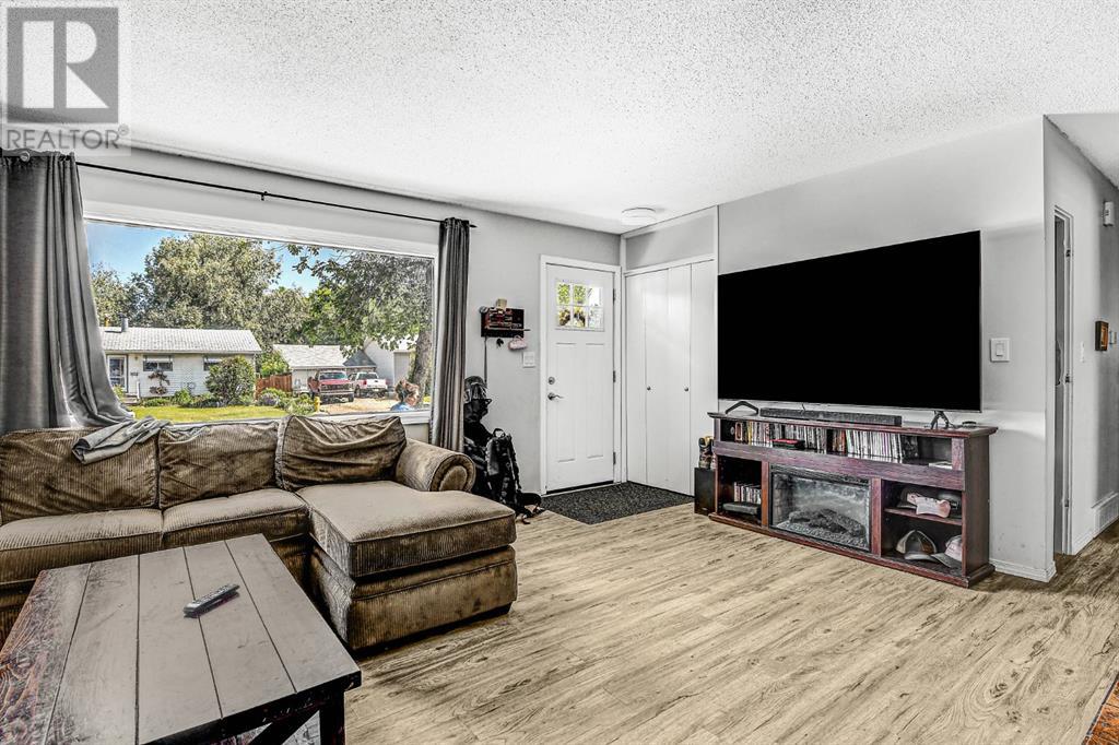 Property at 9825 91 Avenue image 3