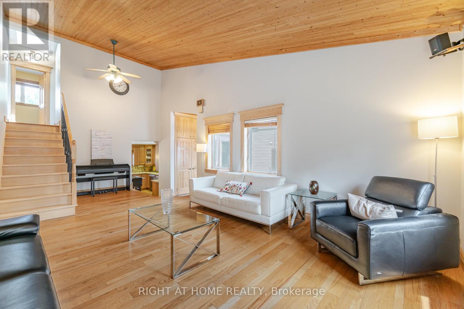 Property at 1241 LAKEBREEZE DRIVE image 4