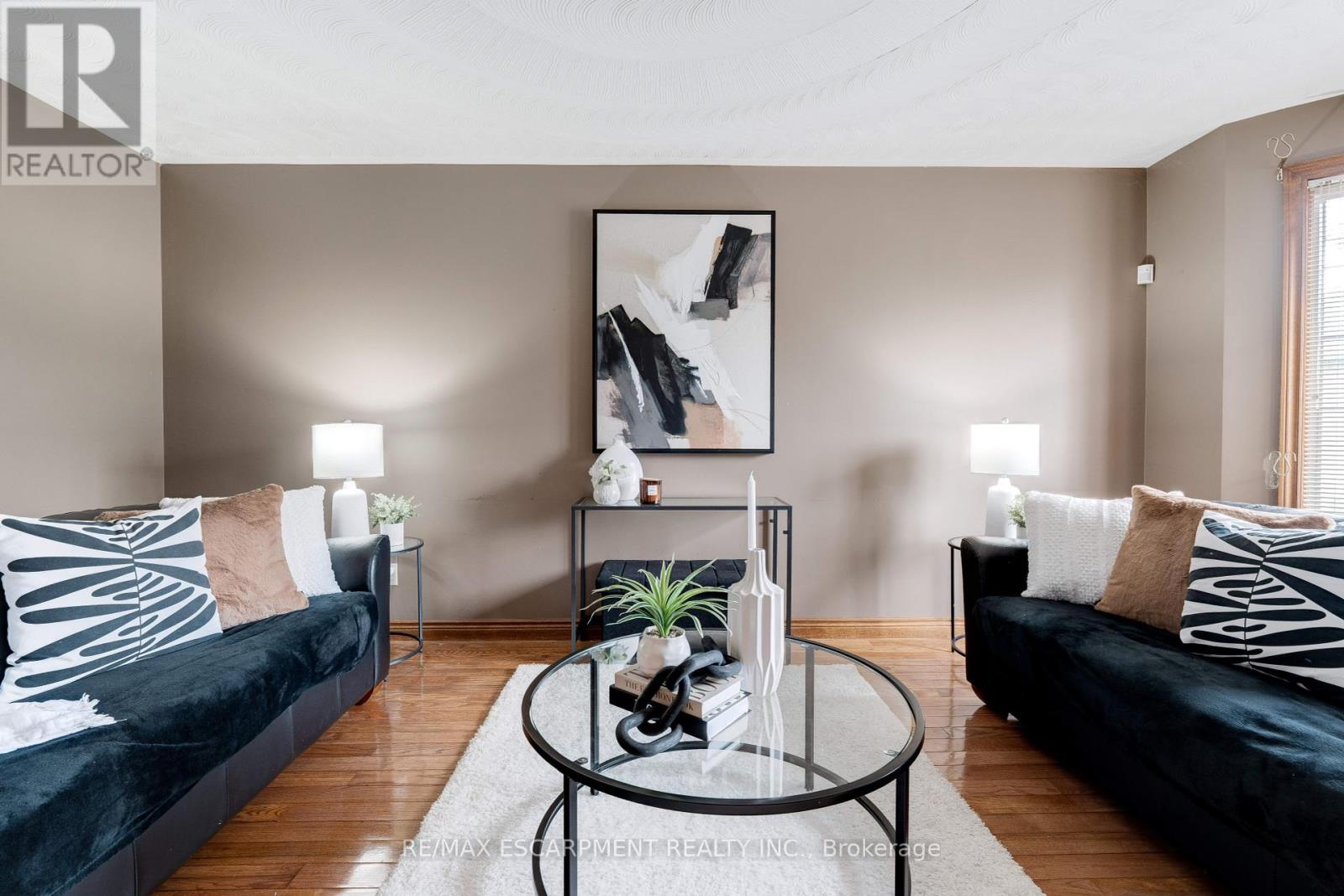 Property at 9 SUGARBERRY COURT image 5