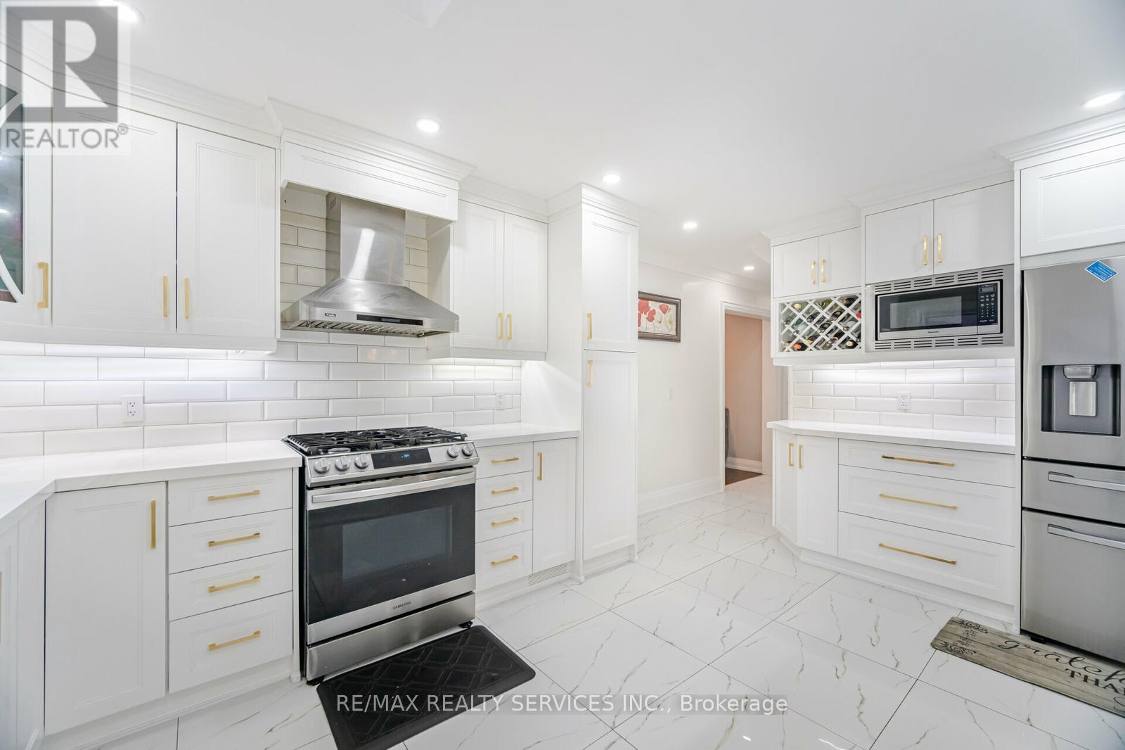 277 Centre Street N, Brampton, Ontario  L6V 2R3 - Photo 11 - W12237869