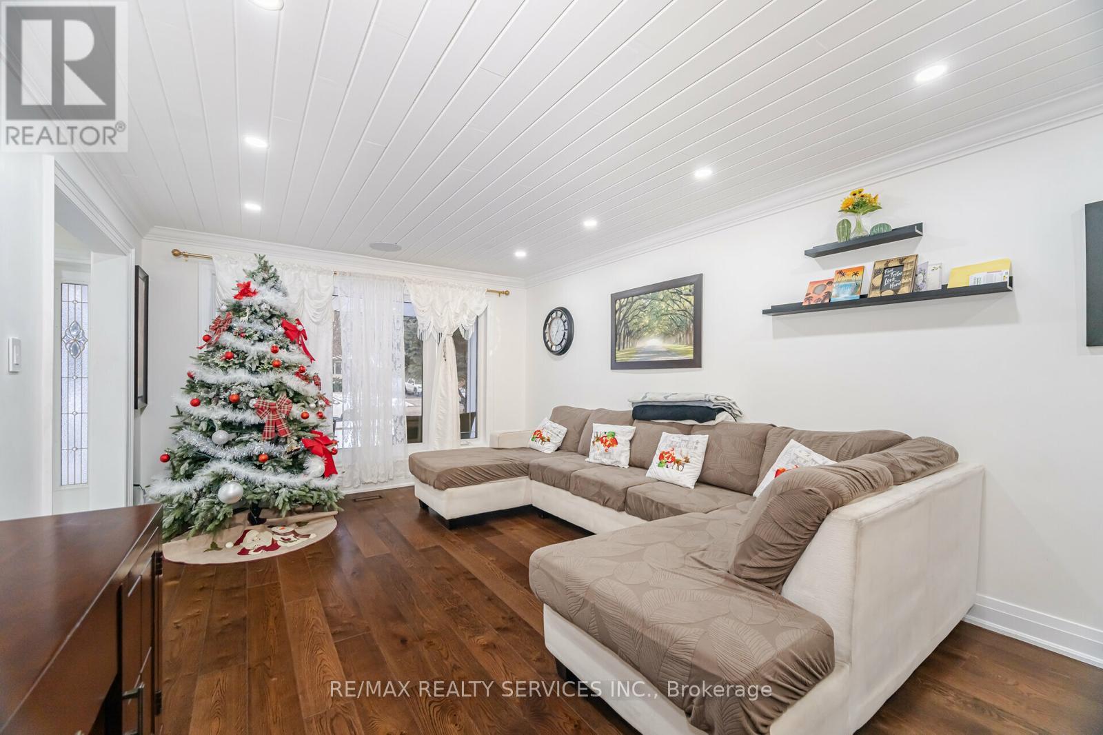 277 Centre Street N, Brampton, Ontario  L6V 2R3 - Photo 6 - W12237869