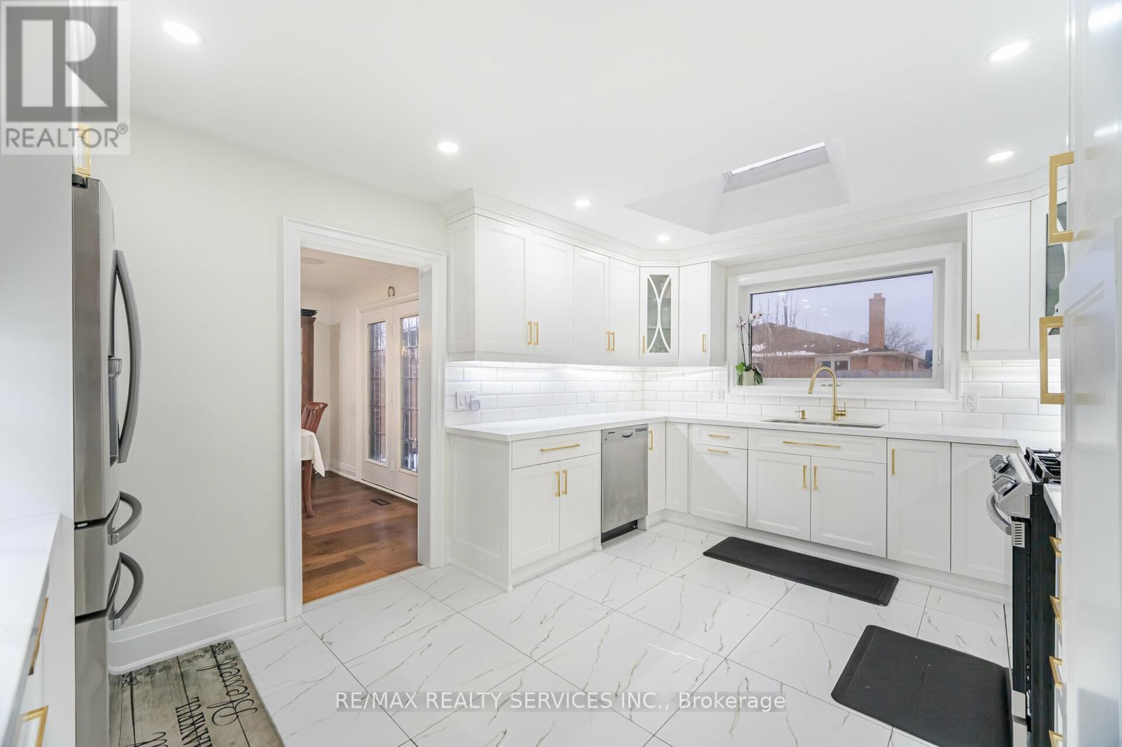 277 Centre Street N, Brampton, Ontario  L6V 2R3 - Photo 8 - W12237869