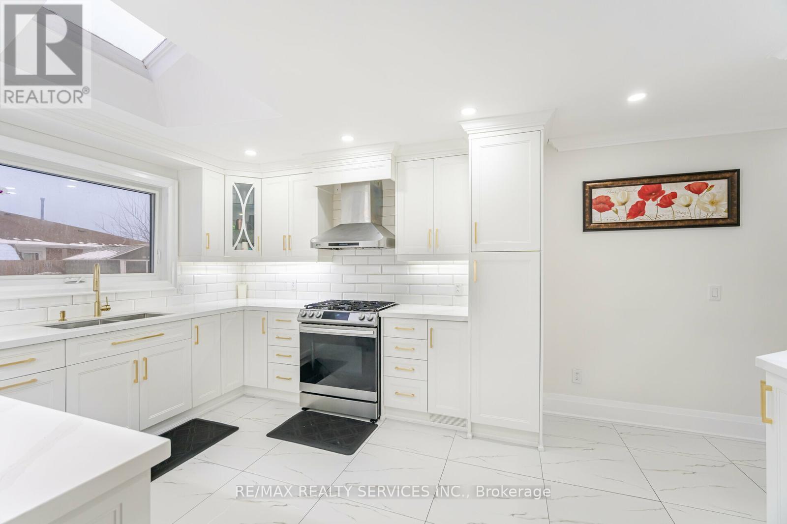 277 Centre Street N, Brampton, Ontario  L6V 2R3 - Photo 9 - W12237869