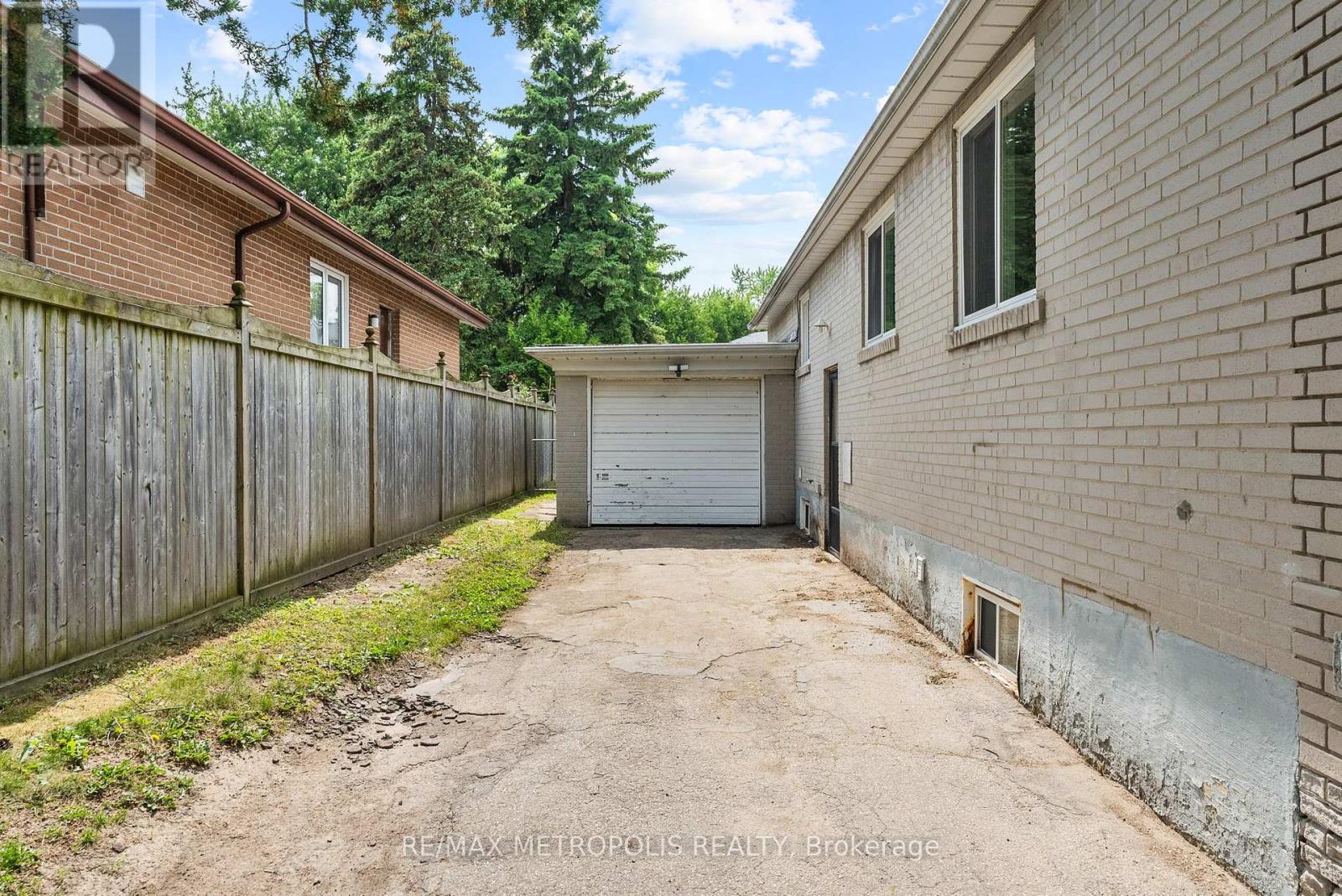 Property at 154 FITZGIBBON AVENUE image 4