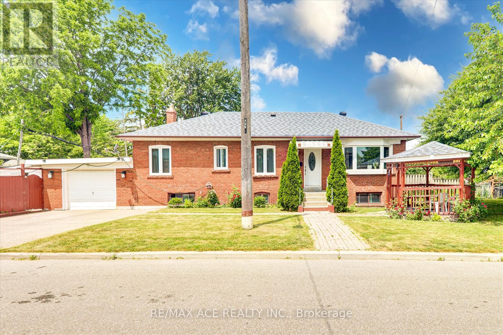 Property at 40 LOMBARDY CRESCENT image 1