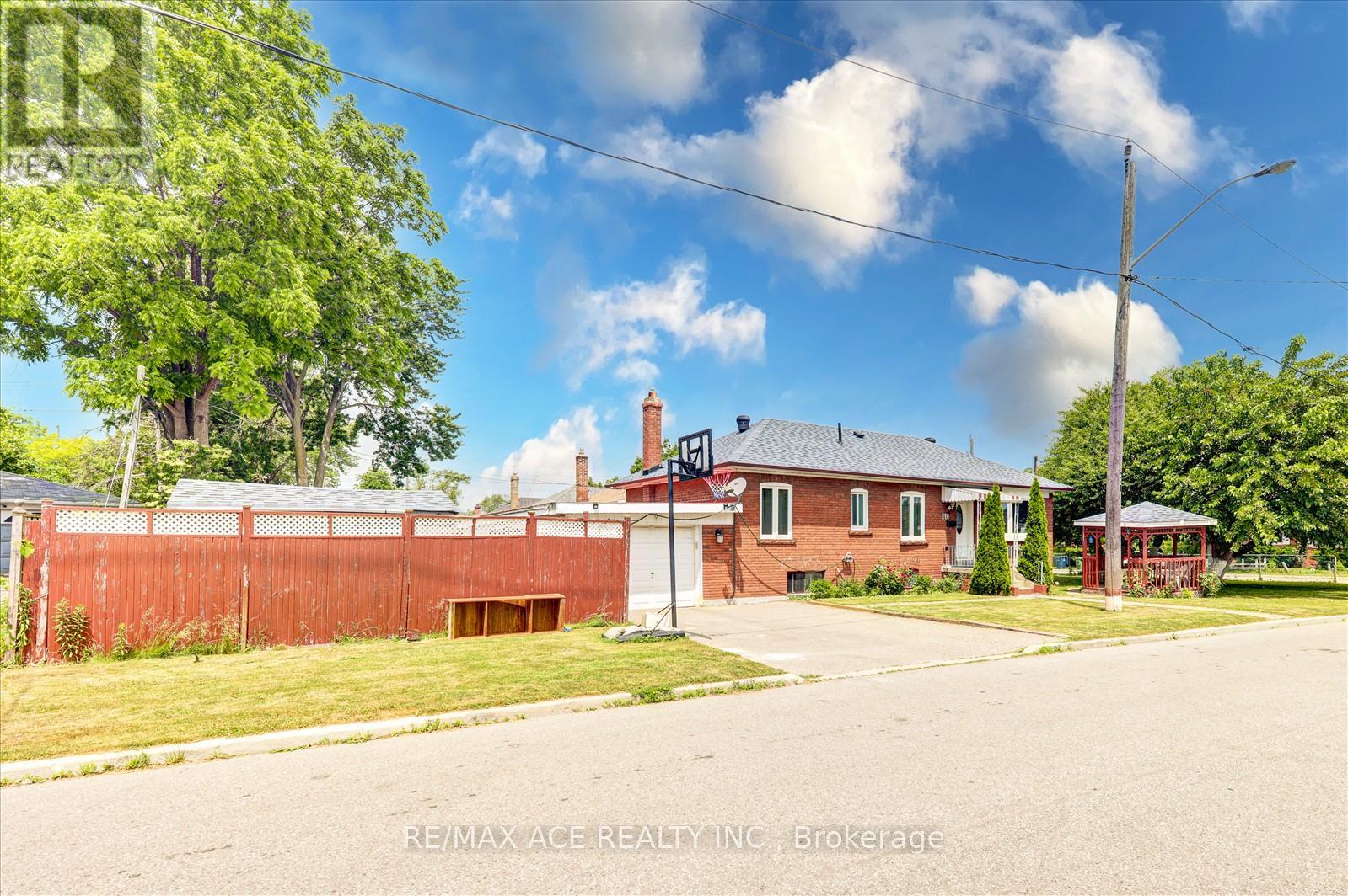Property at 40 LOMBARDY CRESCENT image 2