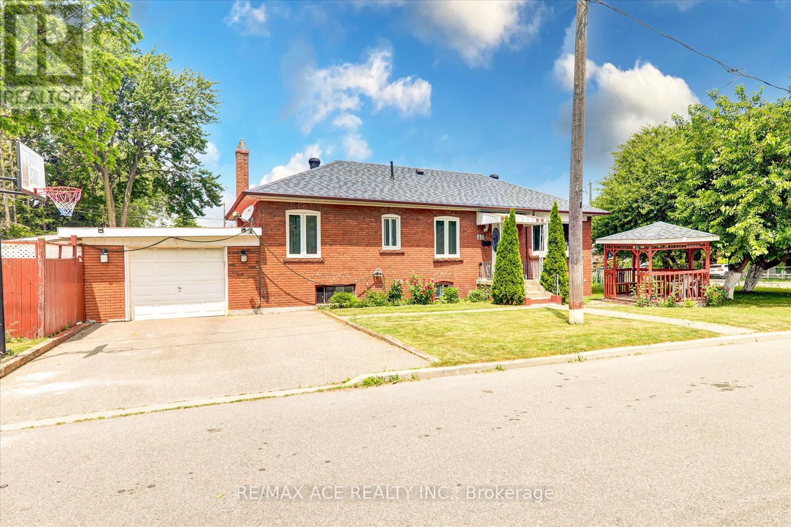 Property at 40 LOMBARDY CRESCENT image 3