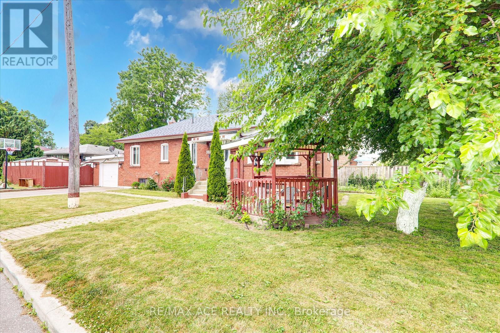 Property at 40 LOMBARDY CRESCENT image 4