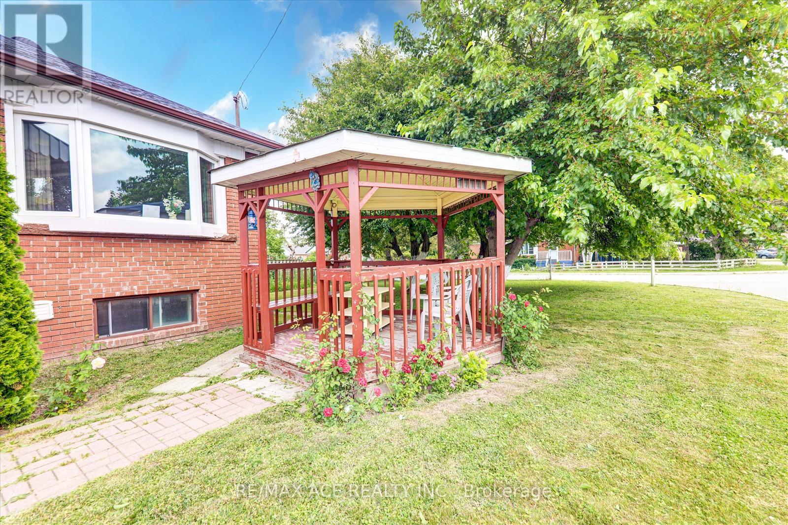 Property at 40 LOMBARDY CRESCENT image 5