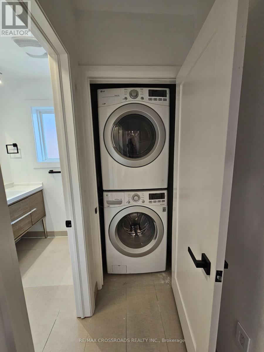 Upper Lvl - 2170b Dufferin Street, Toronto, Ontario  M6E 3R8 - Photo 13 - W12238065