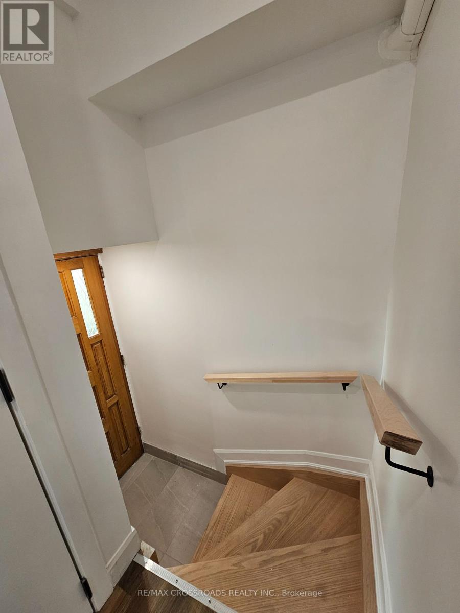 Upper Lvl - 2170b Dufferin Street, Toronto, Ontario  M6E 3R8 - Photo 23 - W12238065