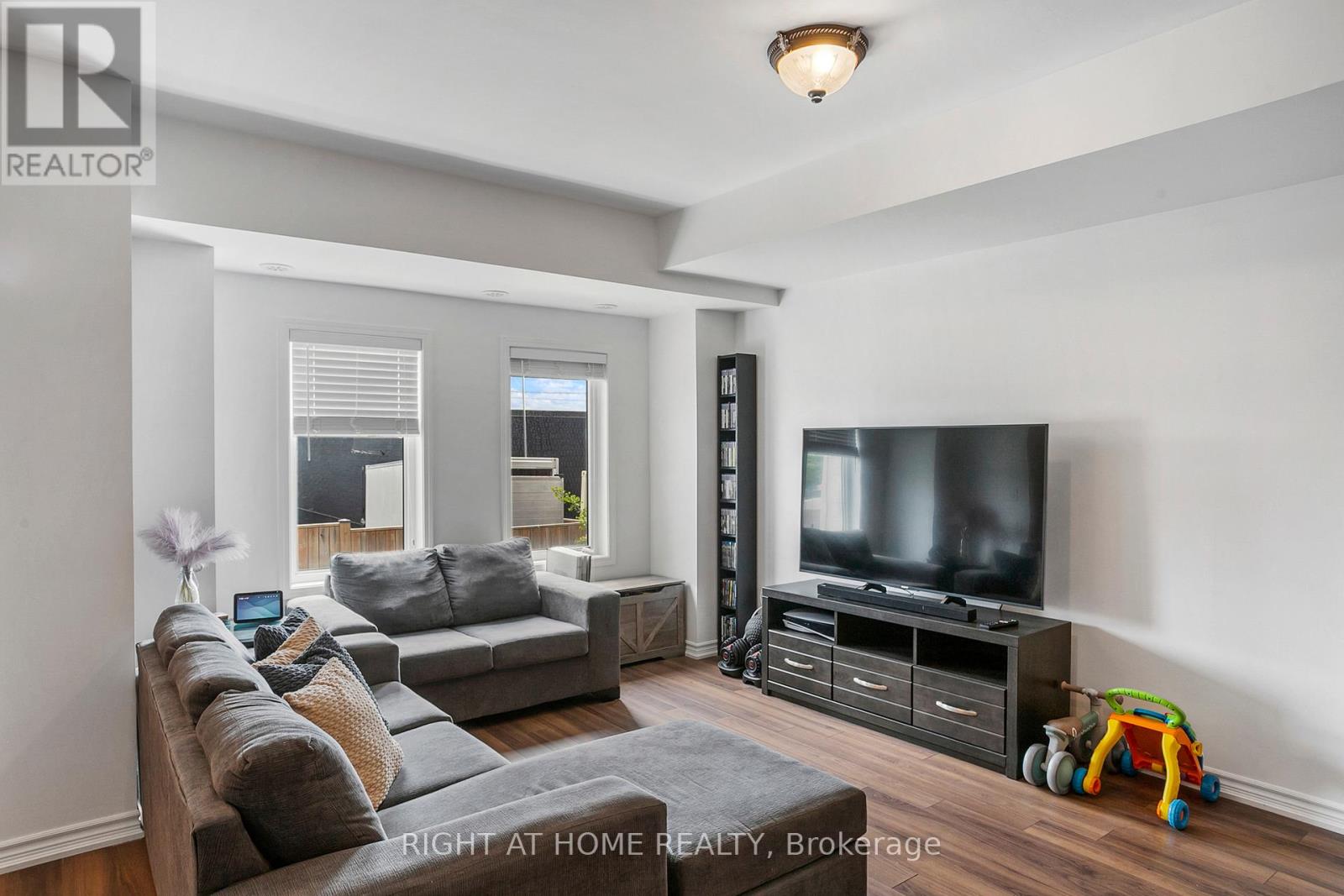 Property at 2 - 1020 DUNSLEY WAY N image 3