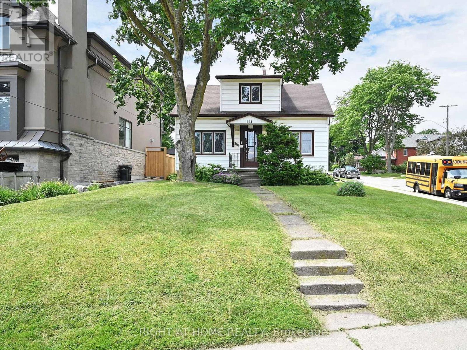 668 SCARLETT ROAD, Toronto, Ontario