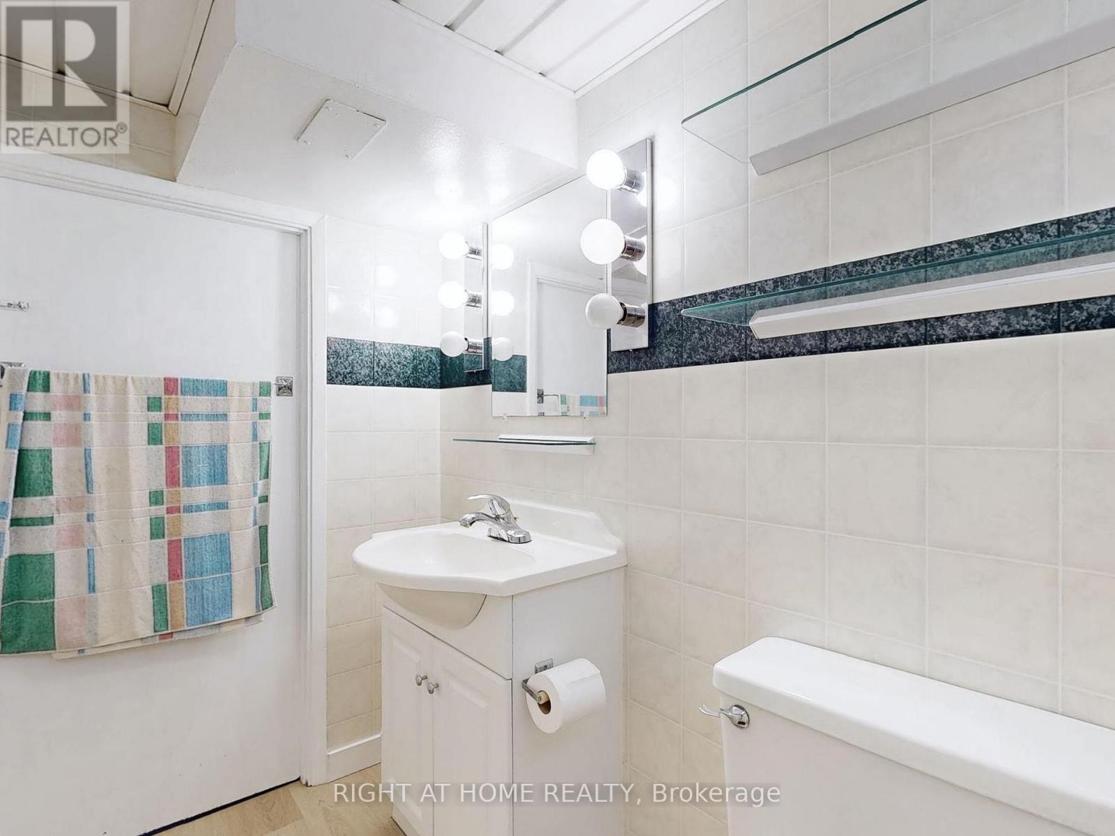 668 Scarlett Road, Toronto, Ontario  M9P 2T1 - Photo 19 - W12238195