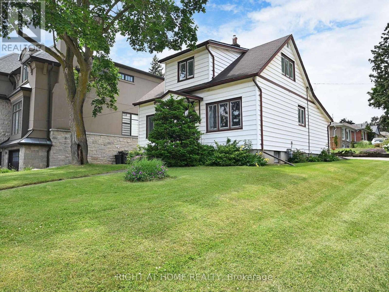 668 Scarlett Road, Toronto, Ontario  M9P 2T1 - Photo 2 - W12238195