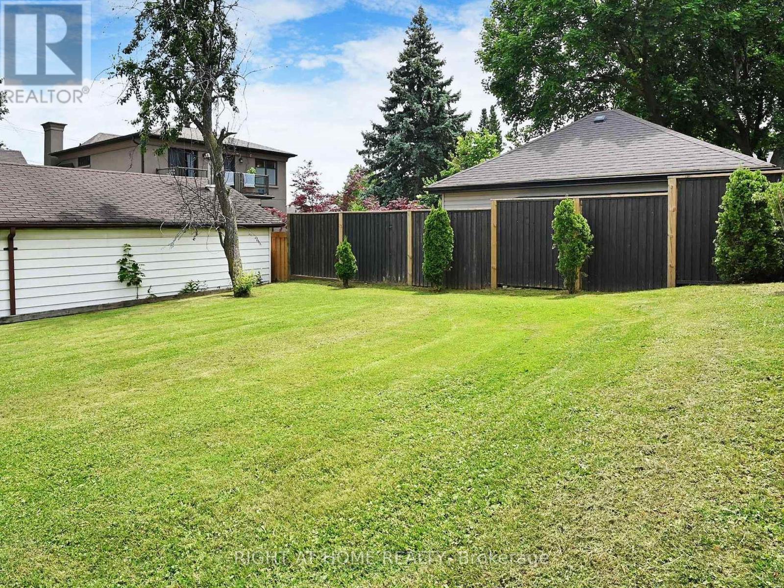 668 Scarlett Road, Toronto, Ontario  M9P 2T1 - Photo 27 - W12238195
