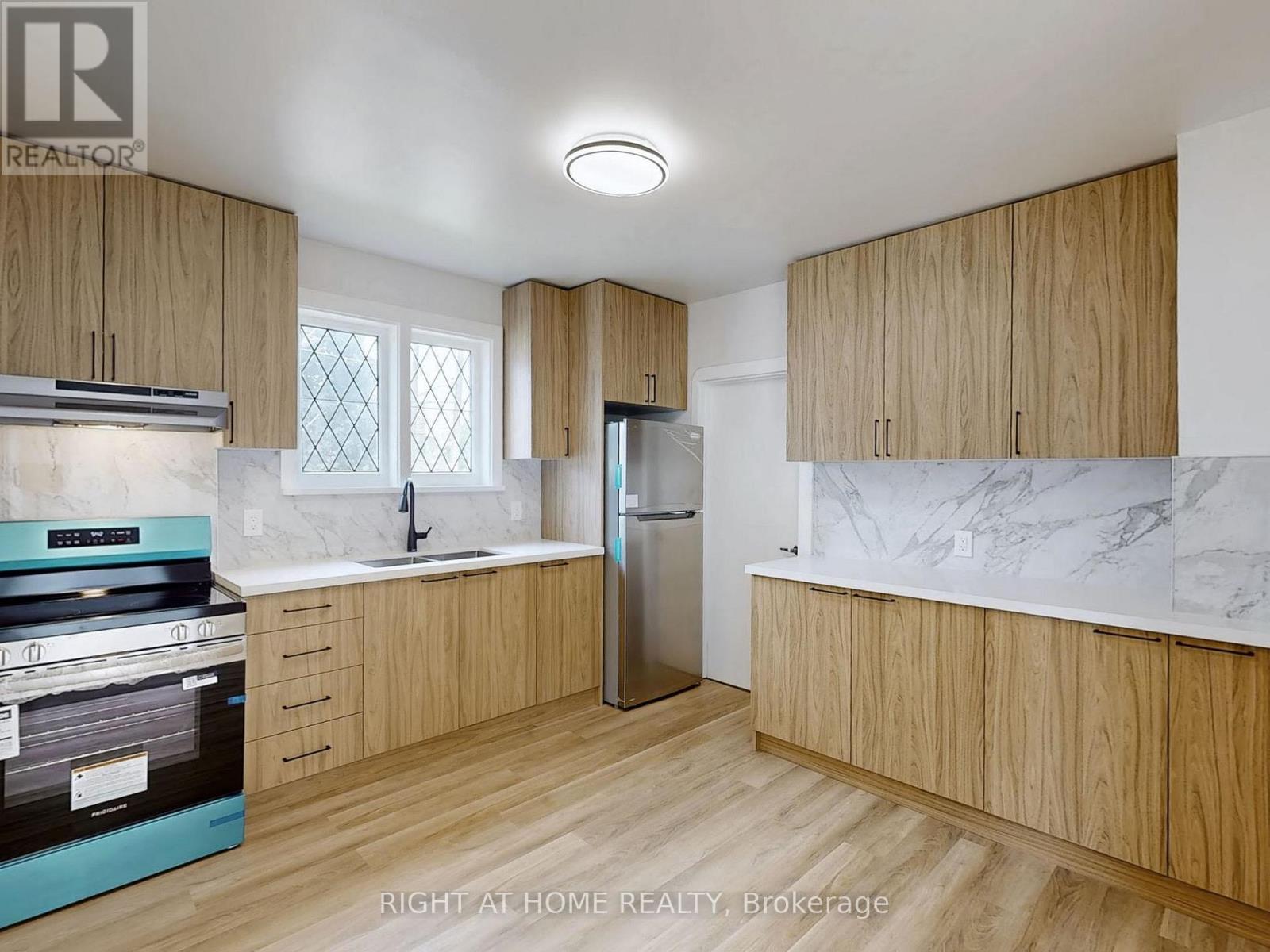 668 Scarlett Road, Toronto, Ontario  M9P 2T1 - Photo 6 - W12238195